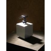 modern minimal design furdoszoba furdo kiegeszito lakberendezes folyekonyszappan adagolo kocka feher.jpg